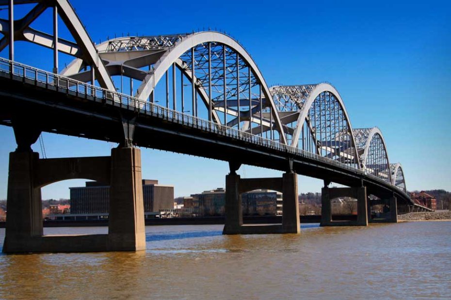 photo: bridge spanning the Mississippi River in Davenport, Iowa